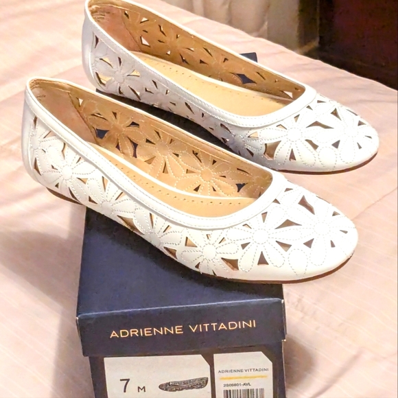 Adrienne Vittadini White floral cutout ballet flats size 7 - Picture 3 of 9